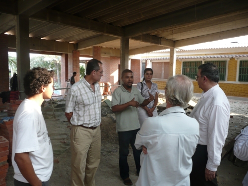Visita de Darío Jaramillo (Escritor Colombiano - Asesor BIBLOPAZ), cuando apenas se construía la segunda planta de la Biblioteca.